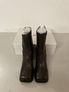 PAIR OF WOMEN'S DESIGNER ANKLE BOOTS IN BROWN - SIZE UK 5 - RRP £79