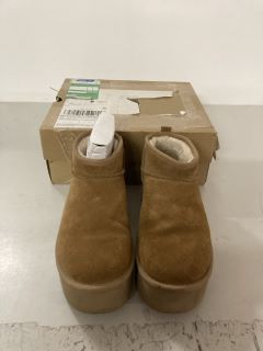 PAIR OF UGG CLASSIC ANKLE BOOTS IN CHESTNUT - SIZE UK 7 - RRP £140