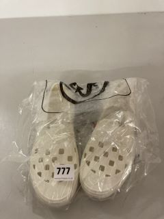 PAIR OF VANS OFF THE WALL SHOES IN WHITE - SIZE UK 4