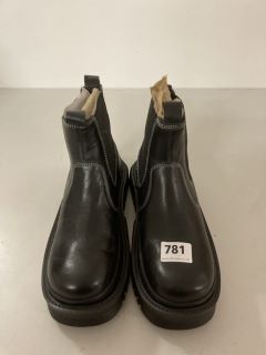 PAIR OF WOMEN'S DESIGNER ASRA SHOES IN BLACK - SIZE UNKNOWN