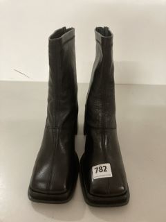 PAIR OF WOMEN'S DESIGNER ANKLE BOOTS IN BLACK - SIZE 6