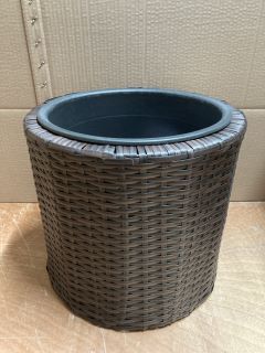 AB WICKER PLANTER WITH WOOD STAND
