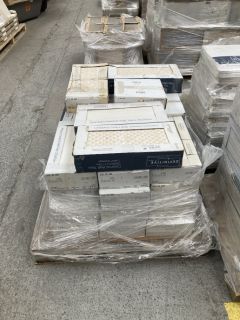 PALLET OF ASSORTED CERAMIC WALL TILES TO INCLUDE 500 X 250MM MATT LOCK WHITE WALL TILES: LOCATION - D2 (KERBSIDE PALLET DELIVERY)