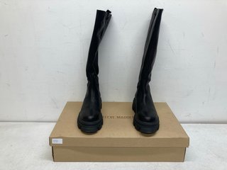 STEVE MADDEN MANA BLACK LEATHER HIGH LEG BOOTS IN BLACK - SIZE UK5 - RRP £190: LOCATION - BOOTH