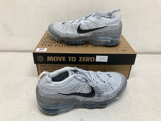 NIKE AIR VAPORMAX FLYKNIT 2023 TRAINERS IN PURE PLATINUM/WHITE - SIZE UK7 - RRP £209.99: LOCATION - BOOTH