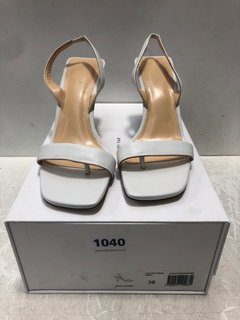 PAIR OF LADIES LOTTA WHITE NAPPA LEATHER STRAP SHOES UK SIZE 5 - RRP £333: LOCATION - BR13