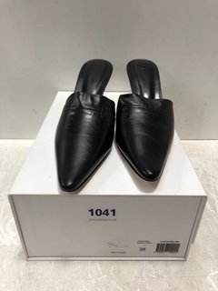 PAIR OF LADIES CYNTHIA BLACK CREASED LEATHER SHOES UK SIZE 5 - RRP £333: LOCATION - BR13