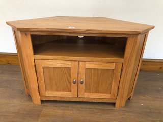 MID COLOUR WOODEN CORNER TV STAND WITH SHELF & 2 DOORS: LOCATION - B4