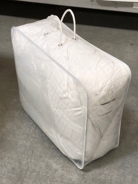 John Pye Auctions JOHN LEWIS & PARTNERS SYNTHETIC SOFT TOUCH WASHABLE DOUBLE MATTRESS TOPPER
