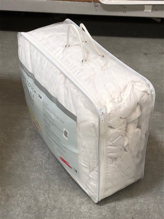 John Pye Auctions JOHN LEWIS & PARTNERS SYNTHETIC SOFT TOUCH WASHABLE DOUBLE MATTRESS TOPPER