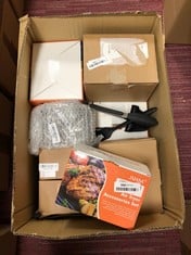 QTY OF ITEMS TO INCLUDE AIR FRYER ACCESSORIES KIT: LOCATION - D