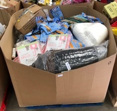 PALLET OF ASSORTED PET ITEMS TO INCLUDE KAYTEE ALL NATURAL TIMOTHY HAY: LOCATION - MIDDLE FLOOR(COLLECTION OR OPTIONAL DELIVERY AVAILABLE)