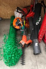 QTY OF ASSORTED GARDEN ITEMS TO INCLUDE FLYMO LEAF BLOWER MODEL POWERVAC 3000: LOCATION - LEFT RACK(COLLECTION OR OPTIONAL DELIVERY AVAILABLE)