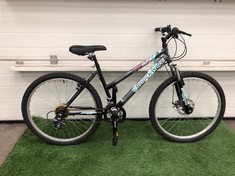 SHOCKWAVE XT675 MOUNTAIN BIKE 21 SPEEDS: LOCATION - FLOOR(COLLECTION OR OPTIONAL DELIVERY AVAILABLE)