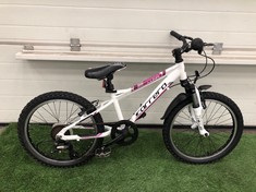 CARRERA LUNA GIRLS MOUNTAIN BIKE, 10” FRAME, 20” WHEELS, 6 SPEED SHIMANO REVOSHIFT GEARS, WITH MUDGUARD: LOCATION - FLOOR(COLLECTION OR OPTIONAL DELIVERY AVAILABLE)