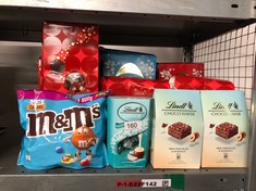 QTY OF ITEMS TO INCLUDE M&M'S SALTED CARAMEL & MILK CHOCOLATE PARTY BULK BAG, CHOCOLATE GIFT & MOVIE NIGHT SNACKS, 800G SOME ITEMS MAY BE BEST BEFORE : LOCATION - A RACK