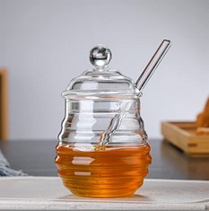 10 X 10 OZ TRANSPARENT HONEY JAR WITH DIPPER AND LID GLASS BEEHIVE STYLE HONEY POT FOR HOME KITCHEN STORE HONEY AND SYRUP - TOTAL RRP £100: LOCATION - A RACK
