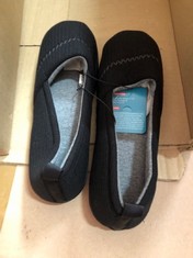 QTY OF ASSORTED ITEMS TO INCLUDE HOMETOP WOMENS KNIT SLIPPERS. BLACK. UK 8. TOTAL RRP £125: LOCATION - E RACK