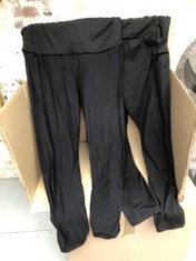 QTY OF ASSORTED ITEMS TO INCLUDE 2PCS WOMENS LEGGINGS. BLACK. TOTAL RRP £307: LOCATION - F RACK