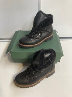 1 X PAIR OF BARBOUR BOOTS, BLACK, SIZE 6
