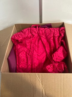 1 X BOX OF ASSORTED WOMEN'S CLOTHES