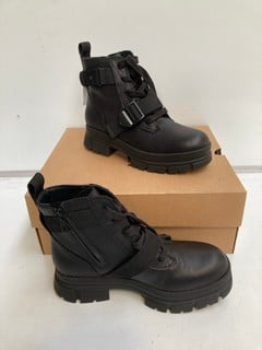 1 X PAIR OF UGGS, W ASHTON LACE UP BOOTS, BLACK, SIZE 6