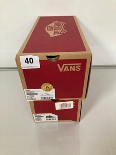 2 X VANS SHOES TO INCLUDE DOHENY IN BLACK/WHITE IN SIZE (UK 6)