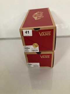 2 X VANS SHOES TO INCLUDE DOHENY IN BLACK/WHITE IN SIZE (UK 5)