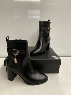COACH OLIVIA LEATHER BOOTS IN BLACK IN SIZE (US8.5/6.5)