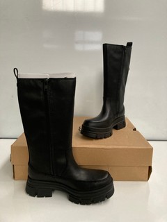 UGG ASHTON HIGH CHELSEA BOOTS IN BLACK IN SIZE (US5/UK3)