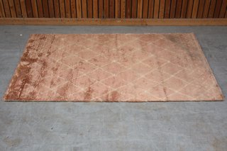 NOVO EXTRA LARGE FLOOR RUG IN BLUSH : SIZE 200 X 300CM - RRP £899: LOCATION - D2
