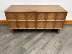MARCEL SOLID MEDIUM OAK RIDGED SQUARE DESIGN MEDIA UNIT WITH TWO CUPBOARDS AND GOLD TONE HANDLES - RRP £1,795 (COLLECTION OR OPTIONAL DELIVERY)