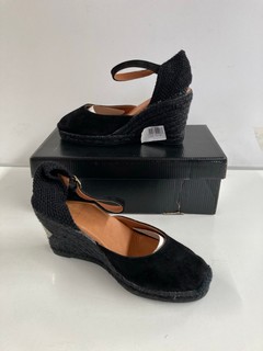 2 X LlORET HIGH SHOES IN BLACK IN SIZE (UK4) TO INCLUDE ELDER
