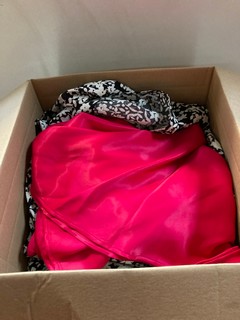 1 X BOX OF ASSORTED WOMEN'S CLOTHING, TO INCLUDE A WHITE, YELLOW & BLACK FLORAL DRESS
