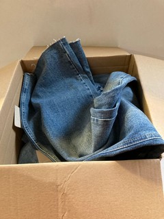 1 X BOX OF ASSORTED DENIM, TO INCLUDE MAMALICIOUS STRAIGHT CUT JEANS, SIZE w: 31" / L: 32"