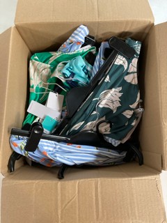 1 X BOX OF ASSORTED WOMEN'S SWIMWEAR TO INCLUDE STRIPE RVRS HIPSTER BOTTOMS, SIZE 14 & FLEUR HIPSTER BOTTOMS, SIZE 10