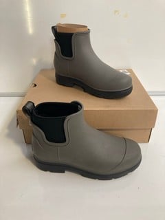 1 X  PAIR OF UGGS BOOTS, W DROPLET, SIZE 6 US