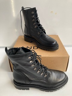 1 X PAIR OF AND/OR BOOTS, BLACK, SIZE 40