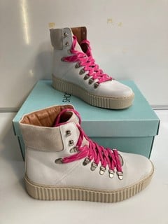 1 X PAIR OF BOOTS SHOE THE BEAR, NUBUCK, OFF WHITE, SIZE 39EU