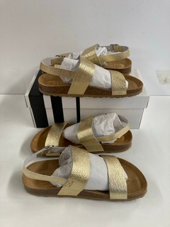 3 X JOHN LEWIS FOOTWEAR TO INCLUDE LEXIE GDMU SANDALS IN GOLD TUMBLE LEA IN SIZE (UK 8)