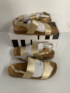3 X JOHN LEWIS FOOTWEAR TO INCLUDE LEXIE GDMU SANDALS IN GOLD TUMBLE LEA IN SIZE (UK 8)
