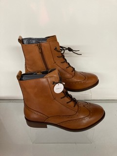 2 X JOHN LEWIS FOOTWEAR TO INCLUDE WF CAMERYN BOOTS IN BROWN CHESTNUT IN SIZE (UK 8)