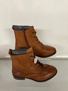 2 X JOHN LEWIS FOOTWEAR TO INCLUDE WF CAMERYN BOOTS IN BROWN CHESTNUT IN SIZE (UK 7)