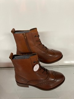 2 X JOHN LEWIS FOOTWEAR TO INCLUDE WF CAMERYN BOOTS IN BROWN CHESTNUT IN SIZE (UK 4)