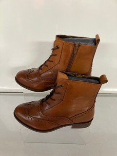 2 X JOHN LEWIS FOOTWEAR TO INCLUDE WF CAMERYN BOOTS IN BROWN CHESTNUT IN SIZE (UK 4)