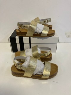 3 X JOHN LEWIS FOOTWEAR TO INCLUDE LEXIE GDMU SANDALS IN GOLD TUMBLE LEA IN SIZE (UK4)