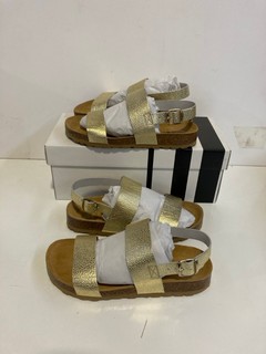 3 X JOHN LEWIS FOOTWEAR TO INCLUDE LEXIE GDMU SANDALS IN GOLD TUMBLE LEA IN SIZE (UK4)