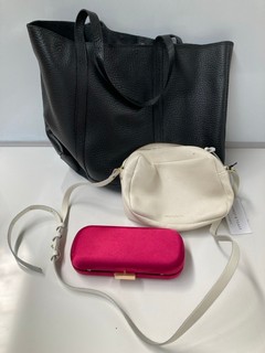 QTY OF ASSORTED BAGS TO INCLUDE CLUTCH PURSE IN PINK, HONEY & TOAST KATIE CAMERA BAG IN CHALK