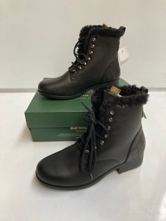 BARBOUR WOMEN'S BOOTS SIZE 8