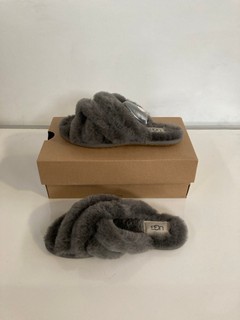 A PAIR OF UGG SLIPPERS IN GREY SIZE 3